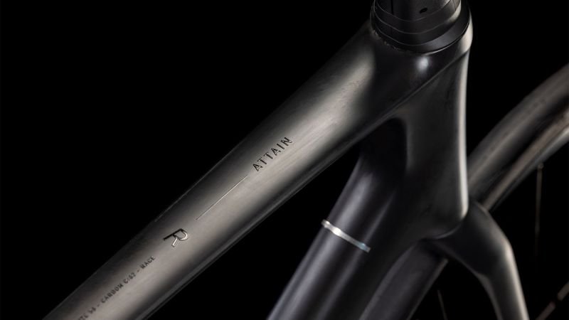 Cube Attain C:62 Race blackline