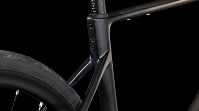 Cube Attain C:62 Race blackline
