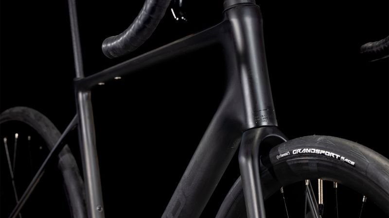 Cube Attain C:62 Race blackline