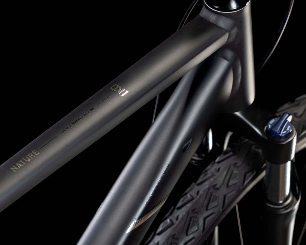 Nature ONE – Trekkingrad 2026 | schwarz/schwarz 28" – Größe S
