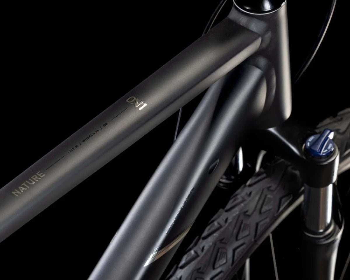 Nature ONE – Trekkingrad 2026 | schwarz/schwarz 28" – Größe S